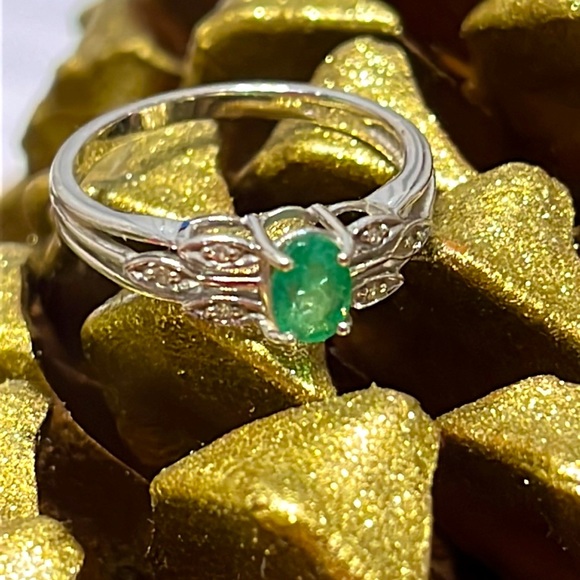 Emerald, oval-cut, set in 10 k white gold with 6 Diamond accents - Picture 1 of 12
